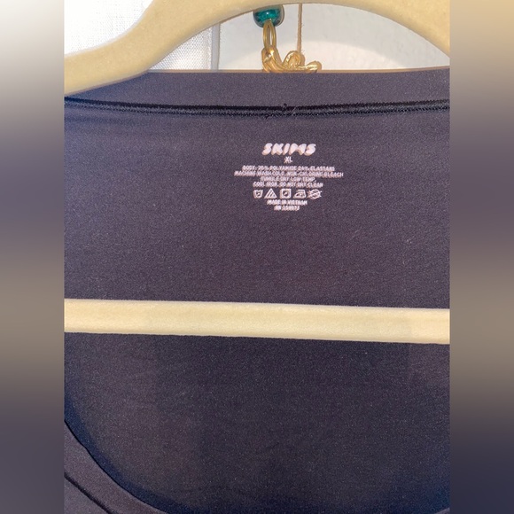 SKIMS fits everybody LONG SLEEVE SCOOP BODYSUIT in onyx - Picture 4 of 5